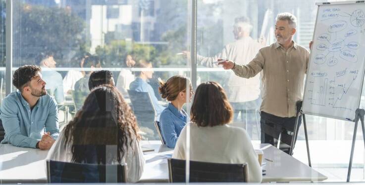 Jakie aspekty prawne obejmują szkolenia ISO 14001?