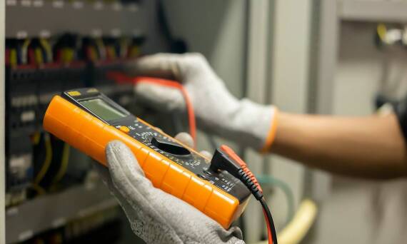 Pomiary elektryczne w budynkach komercyjnych: jakie są korzyści?