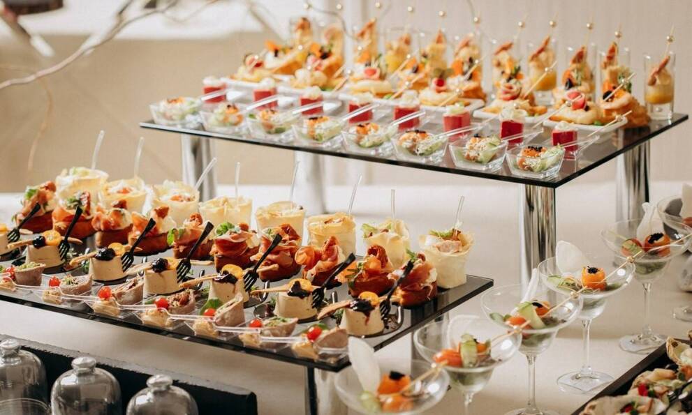 Personalizowane desery na zamówienie – co oferuje cukiernia?