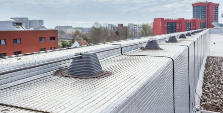 Polimocznik rozszerzalny jako ochrona przed promieniowaniem UV dla dachów