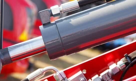 Jakie są zalety stosowania stacjonarnych zasilaczy hydraulicznych w dużych zakładach przemysłowych?