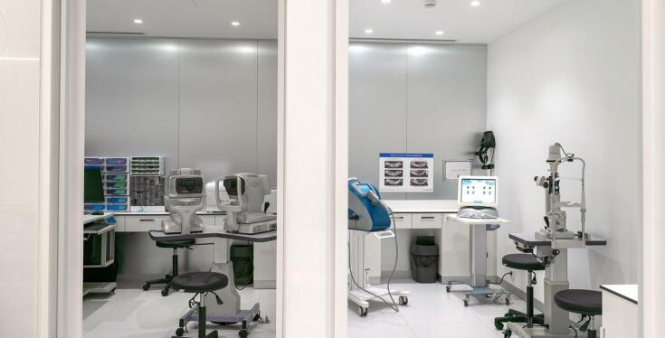 Nowoczesne rozwiązania w montażu sufitów podwieszanych: co oferują specjaliści?