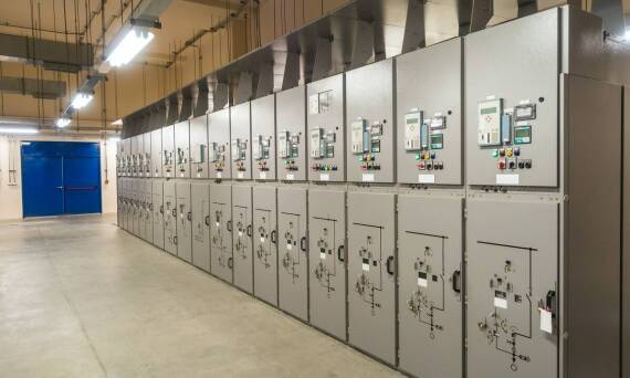 Kluczowe aspekty wdrażania kompensacji mocy biernej w firmach produkcyjnych