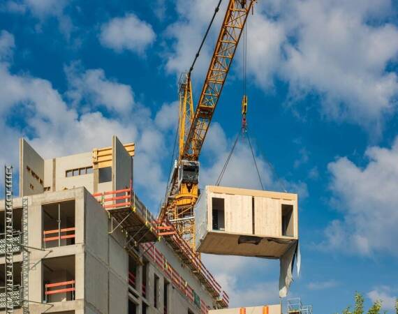 Jak szybka budowa domu wpływa na koszty inwestycji?