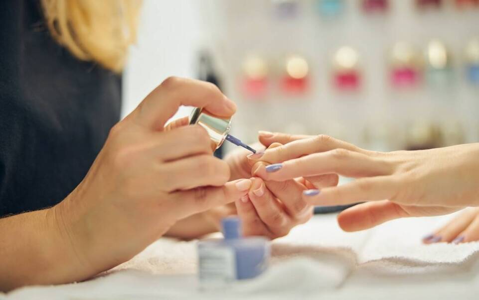 Rola konsultacji przed wyborem odpowiedniego rodzaju manicure