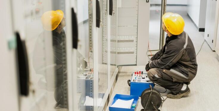 Jakie są korzyści z przeprowadzania regularnych audytów oświetlenia awaryjnego?