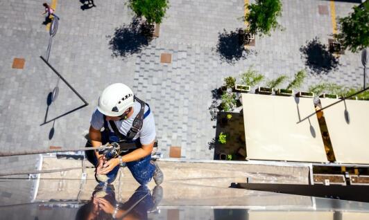 Usługi alpinistyczne jako niezastąpione wsparcie w pracach wysokościowych