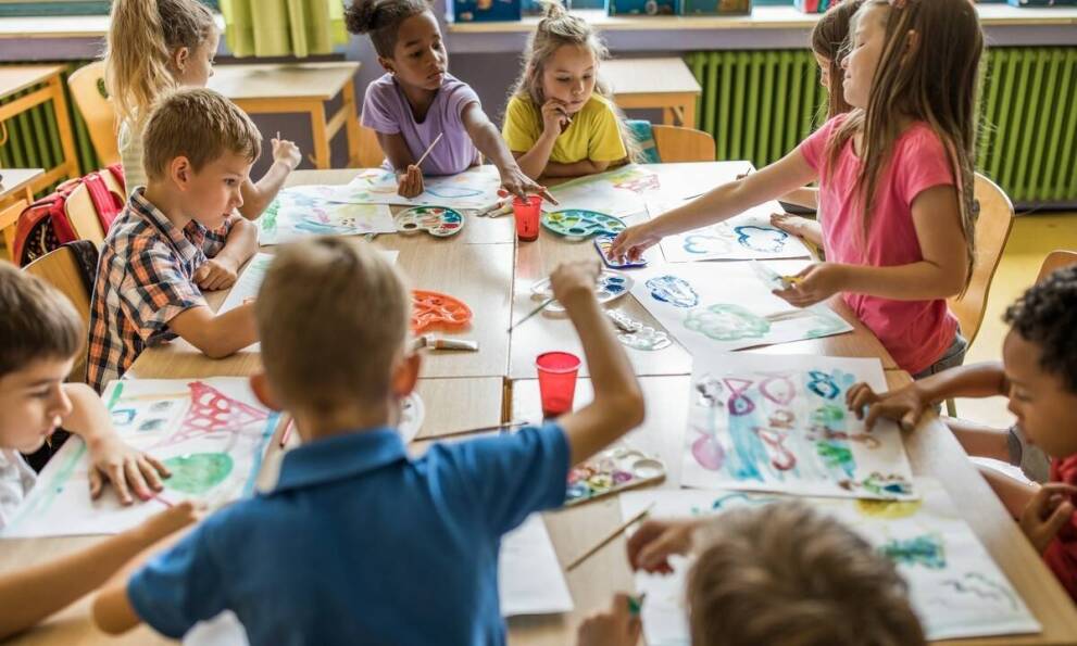 Jakie dodatkowe zajęcia językowe są dostępne w przedszkolu Montessori?