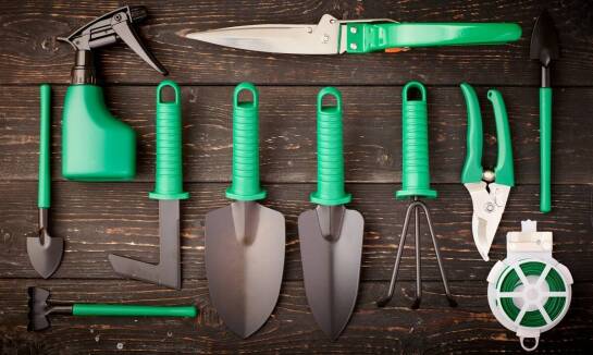 Jakie akcesoria ogrodnicze pomogą w tworzeniu pięknych rabat kwiatowych?