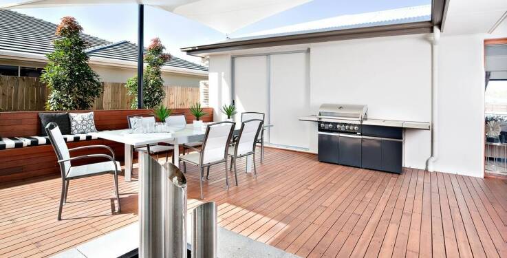 Zalety budowy zadaszonego basenu ogrodowego na mniejszych działkach