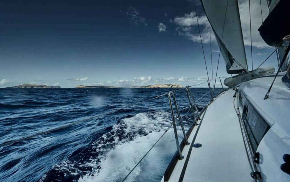 Jakie akcesoria mogą podnieść komfort podczas zimowych rejsów?