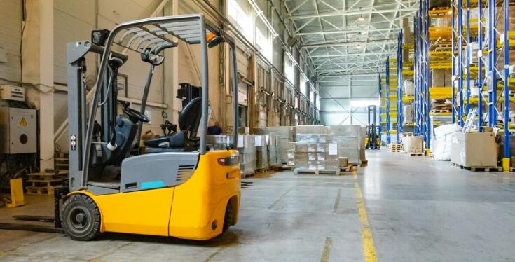 Innowacje w nowych wózkach widłowych: co warto rozważyć przed zakupem?