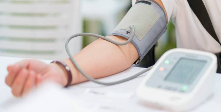 Jakie są potencjalne przyczyny bólu głowy u dzieci z wysokim ciśnieniem?