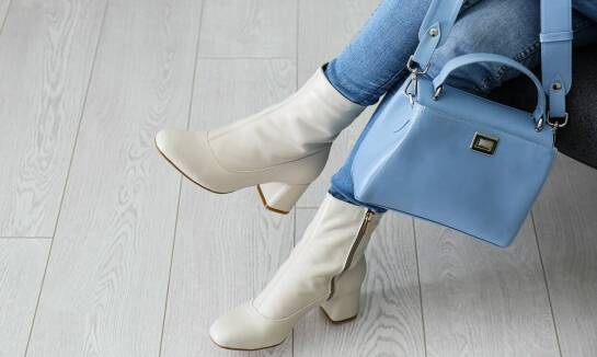 Beżowe sandały na słupku: jak łączyć z dodatkami w pastelowych kolorach?