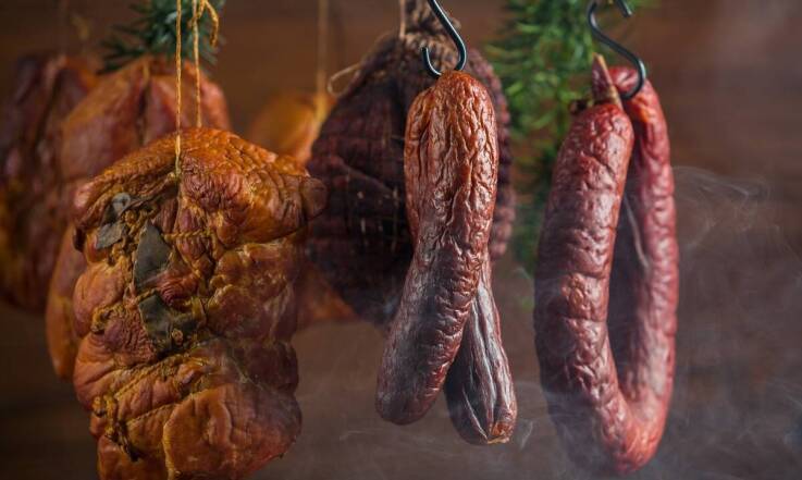 Tradycyjna szynka – jak wpływa na nią wędzenie drewnem olchowym?