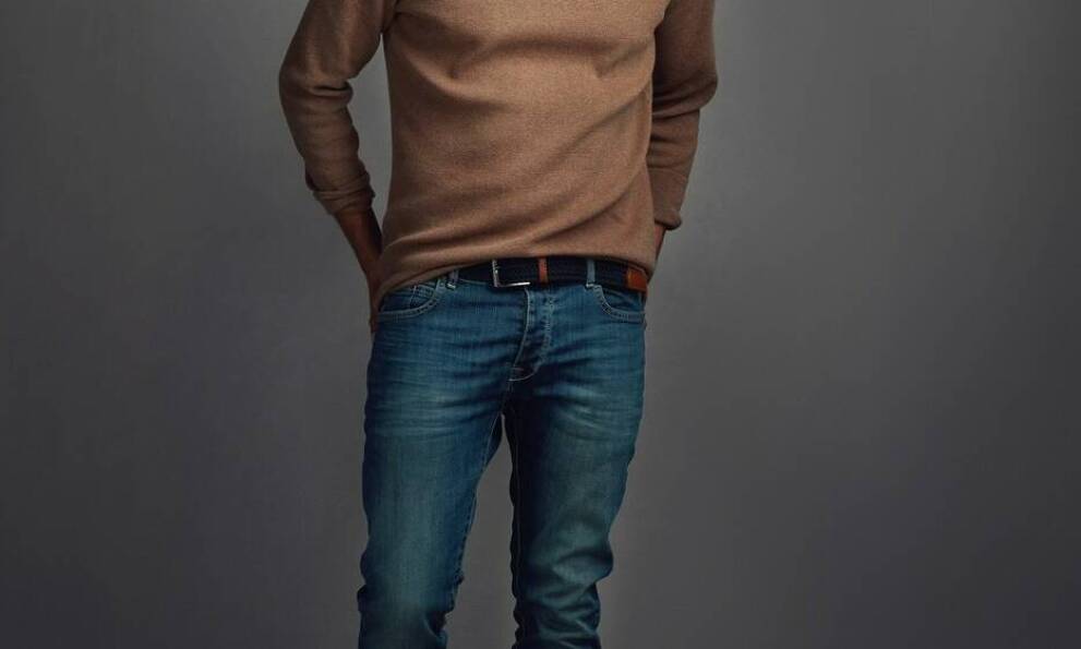 Streetwear w eleganckim wydaniu – granatowe trampki jako kluczowy element stylizacji