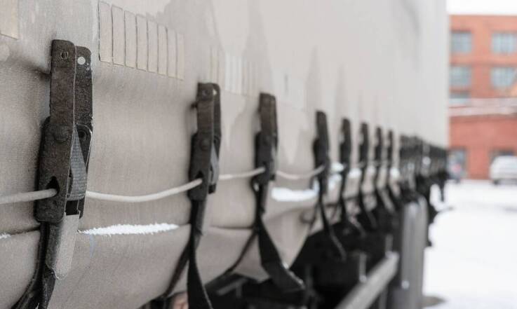 Jakie są główne wyzwania związane z transportem firanka w trudnych warunkach atmosferycznych?