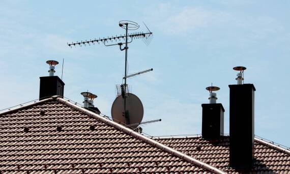 Jakie technologie stosujemy w instalacjach telewizyjnych dla dużych obiektów?