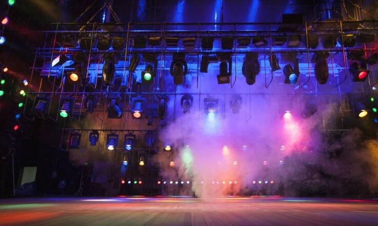 Jak stworzyć wyjątkowy klimat na imprezach dzięki oświetleniu estradowemu?