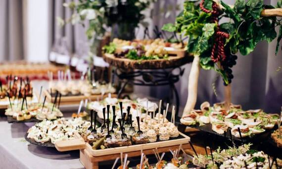 Mini desery na słodkich stołach - co wybrać, by zachwycić gości?