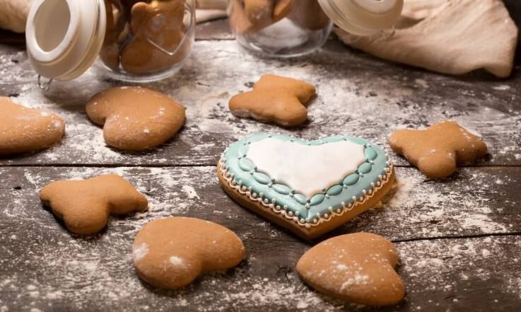 Historia pierników zdobionych: jak tradycja ewoluowała przez wieki