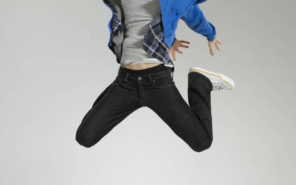 Jakie są korzyści z używania wodoodpornych materiałów w odzieży sportowej?