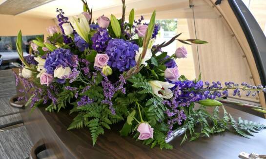 Kwiaty do dekoracji trumien: Jak wybrać odpowiednią kompozycję?