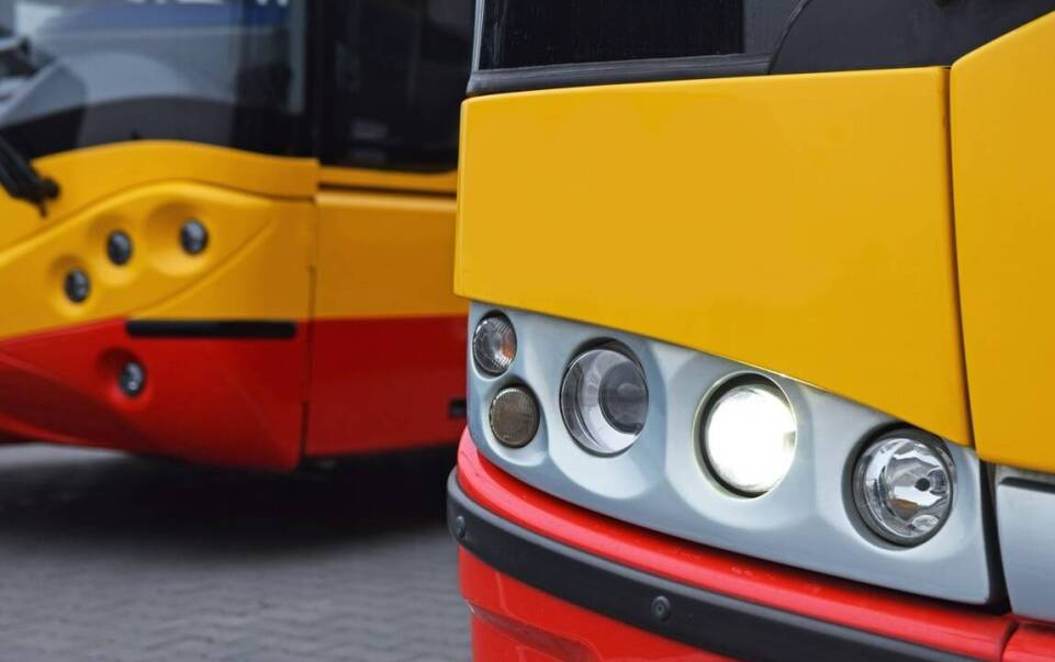 Wynajem autobusów na wycieczki firmowe: Co oferuje transport busowy z Warszawy?