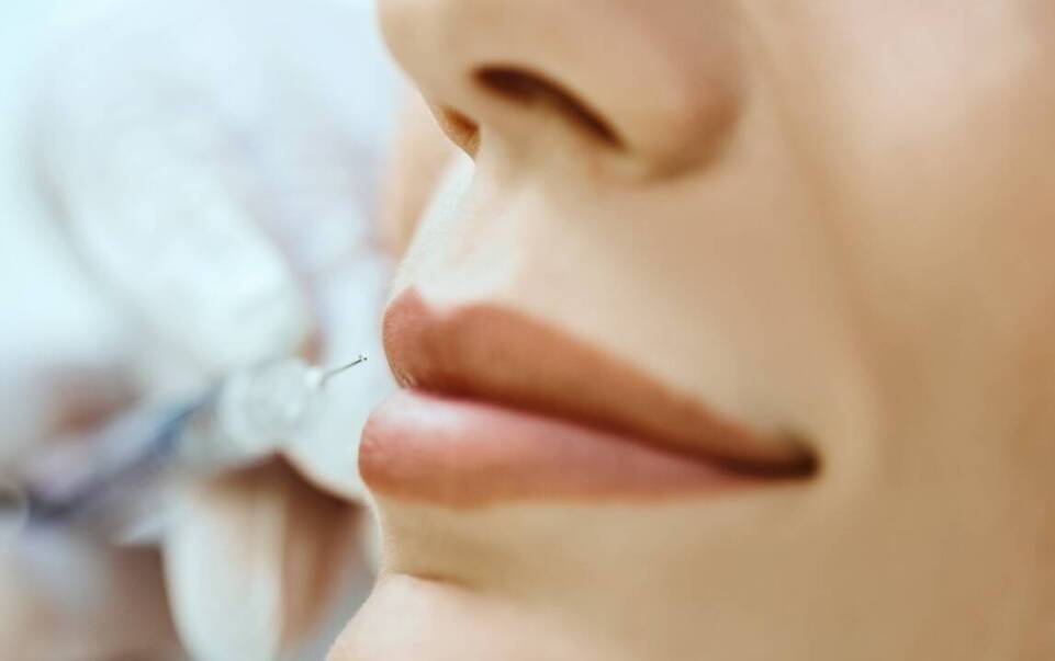 Modelowanie ust i żuchwy - zabiegi oferowane przez salon kosmetyczny