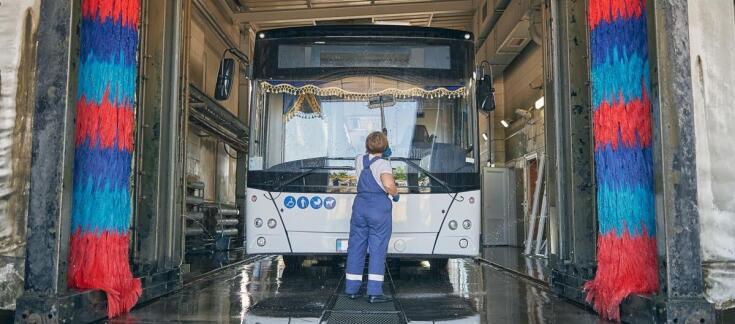 Jak myjki automatyczne wpływają na skrócenie czasu przestojów produkcyjnych?