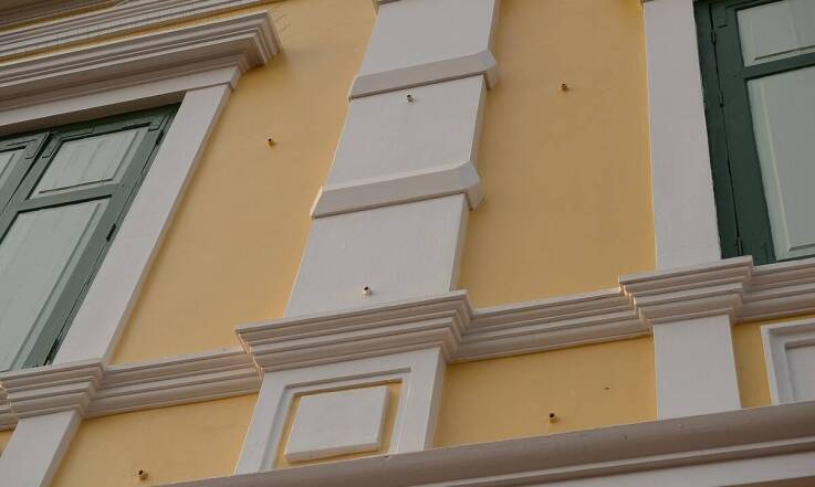 Gzymsy styropianowe jako element ochronny przed wilgocią – co warto wiedzieć?