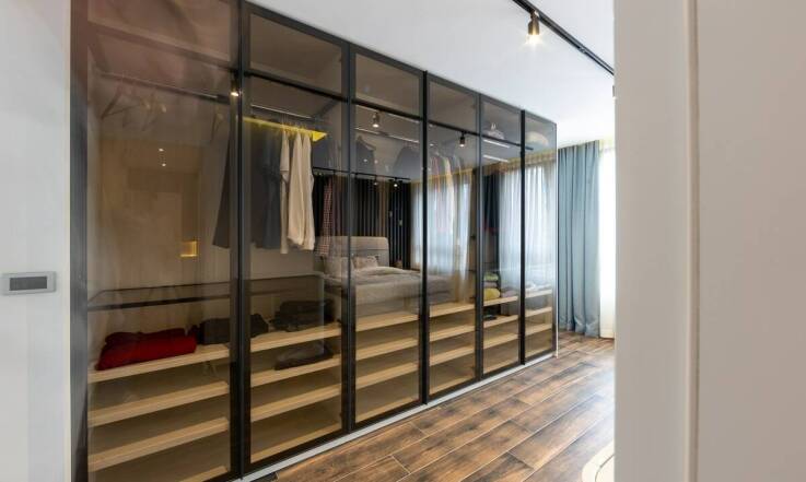 Jakie dodatki można zintegrować z szafami na wymiar, by zwiększyć ich funkcjonalność?