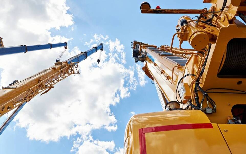 Bezpieczeństwo pracy z dźwigami: jakie standardy spełniamy?