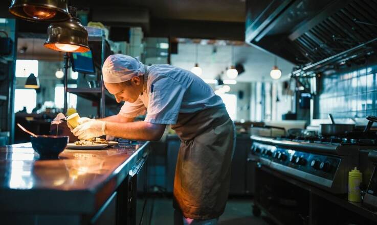 Wybór sprzętu z hurtowni: kluczowe aspekty w projektowaniu zaplecza kuchennego