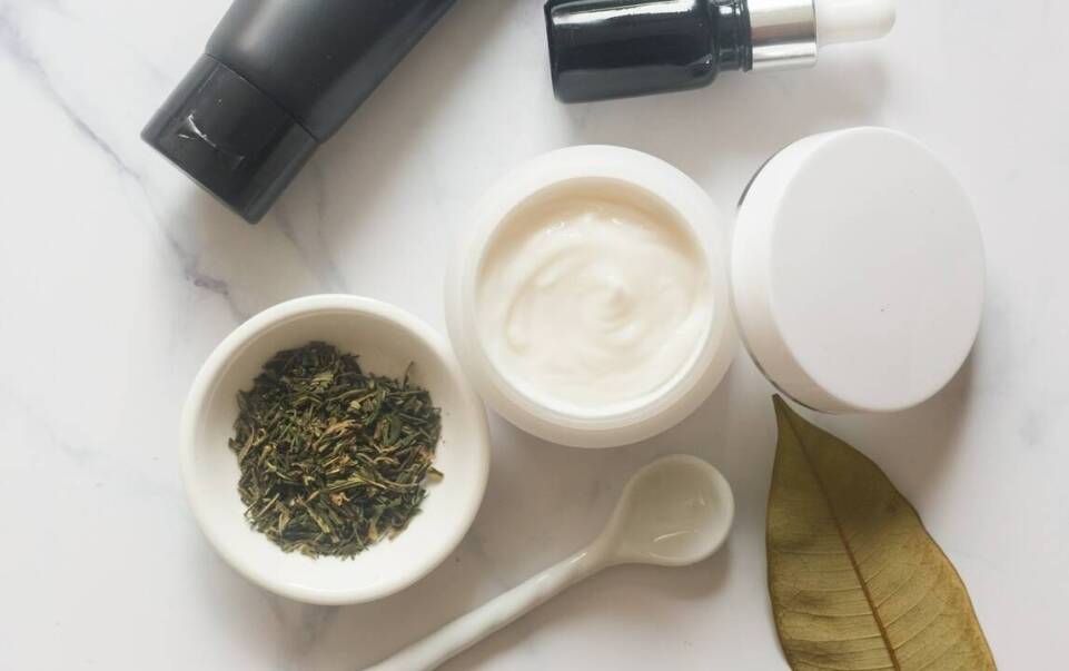 Jakie są potencjalne korzyści ze stosowania prokainy w kosmetykach przeciwstarzeniowych?