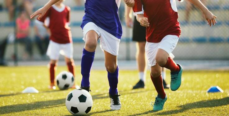 W jaki sposób szkółka piłkarska wspiera rozwój osobisty młodych dziewczyn?