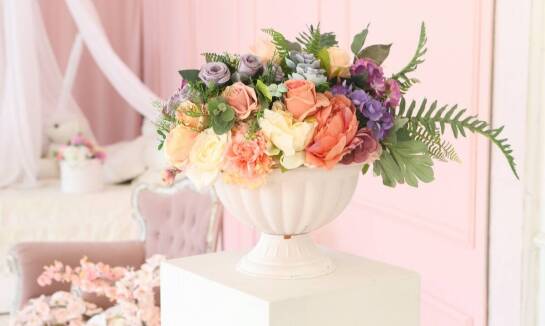 Jakie sezonowe kwiaty oferuje kwiaciarnia pod papugami?