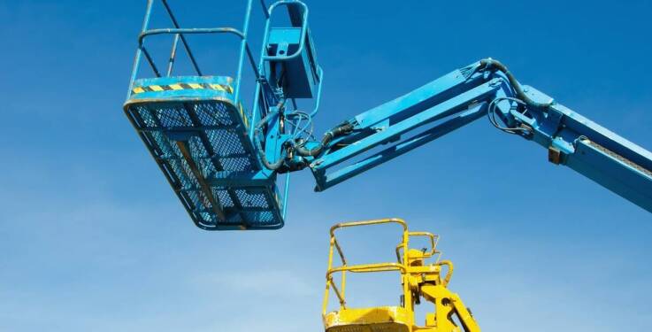 Proces montażu banerów reklamowych z podnośnikami koszowymi