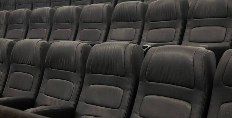Korzyści z wybrania foteli z regulacją oparcia dla sal kinowych