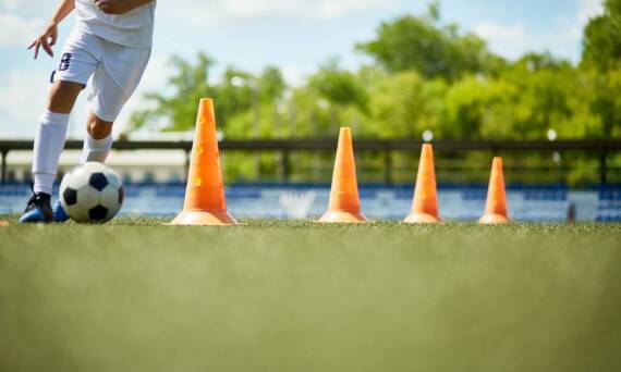 Jakie programy rozwoju umiejętności oferuje szkółka piłkarska na Gocławiu dla przedszkolaków?