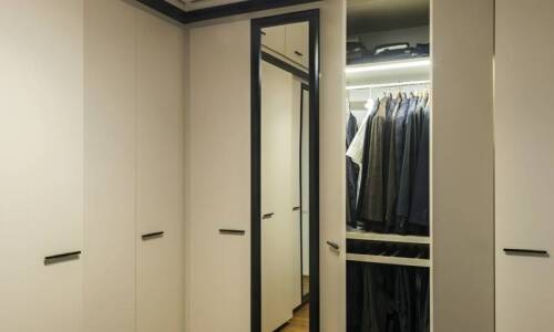 Jakie są korzyści z posiadania nowoczesnej pojemnej szafy na ubrania?