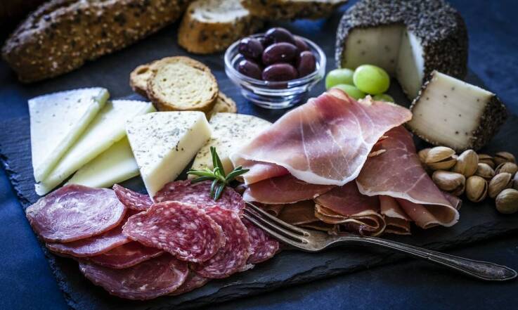 Jakie regionalne przysmaki warto uwzględnić jako przekąski na imprezie?