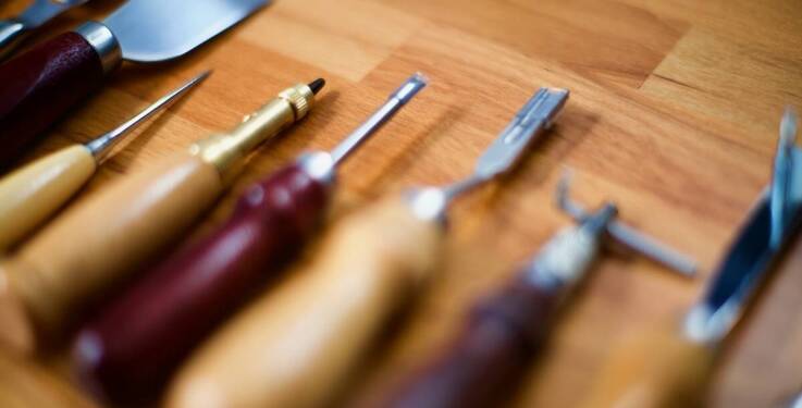 Jakie są różnice między lakierowanymi a olejowanymi podłogami drewnianymi?