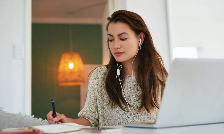 Jak platforma e-learningowa wspiera indywidualny rozwój studentów?