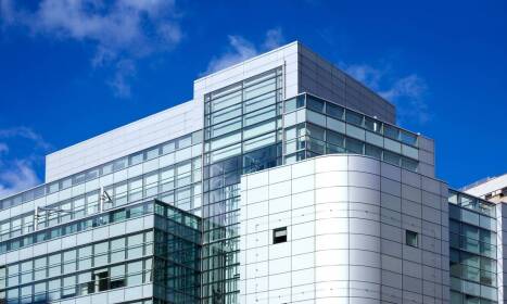 Jak konstrukcje stalowe wpływają na efektywność energetyczną budynków przemysłowych?