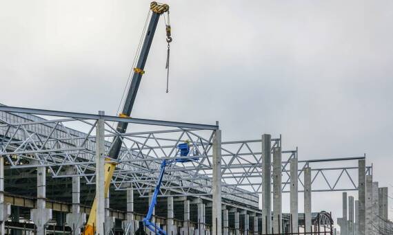 Przenoszenie maszyn – korzyści z wynajmu dźwigów z obsługą operatorską