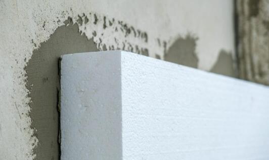 Rola pomiaru i doboru grubości styropianu przy układaniu posadzek anhydrytowych