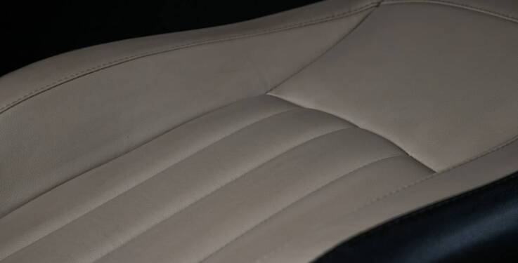 Jakie mechanizmy wspomagające wstawanie znajdują zastosowanie w siedzeniach kinowych?