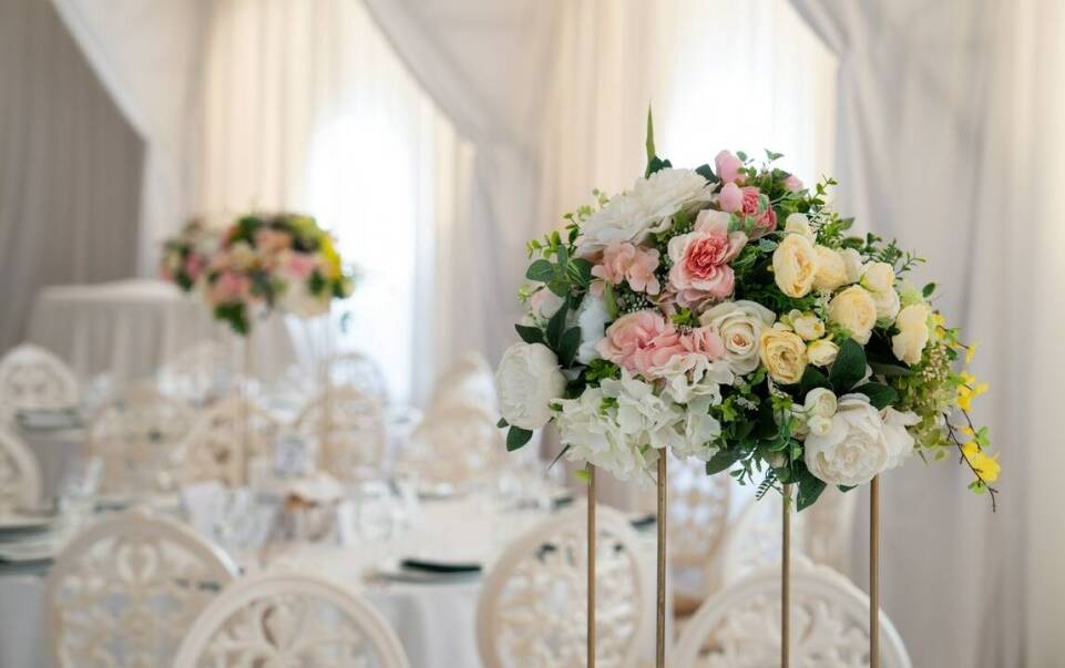 Przewodnik po organizacji chrzcin w hotelowej sali bankietowej