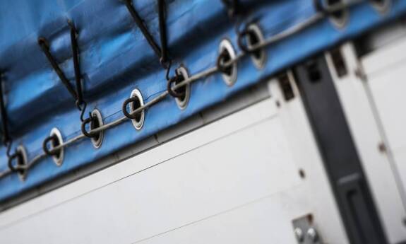 Kluczowe cechy plandeki firanki w transporcie drogowym